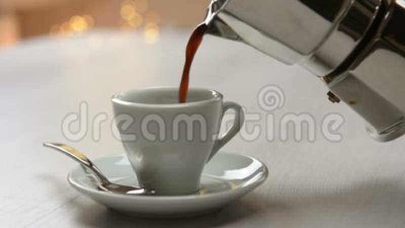 caffè-di-versamento-della-caffettiera-109072487.jpg